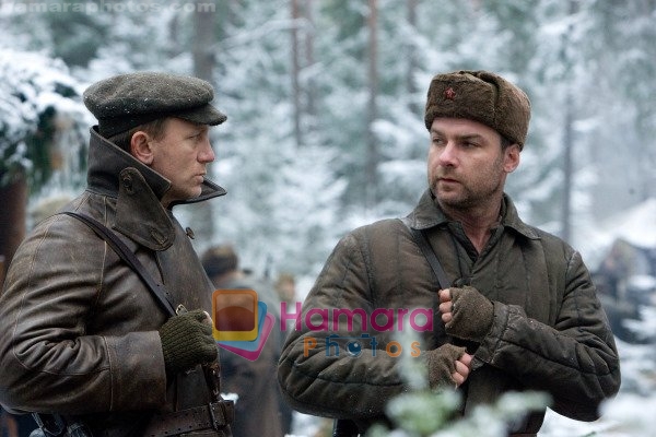 Liev Schreiber, Daniel Craig in still from the movie Defiance