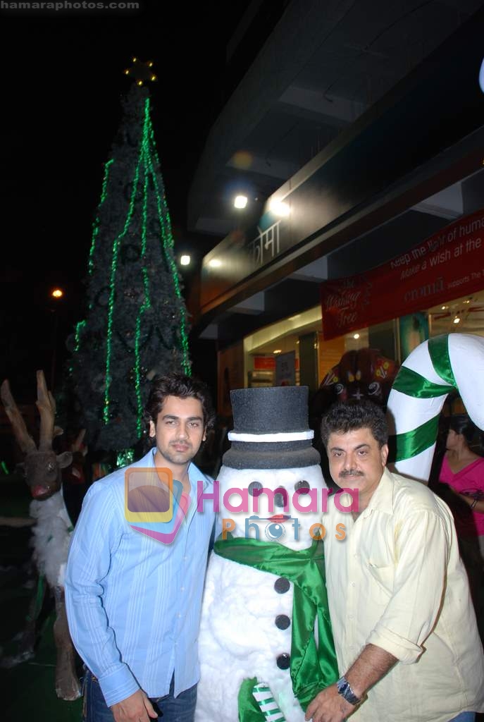 Arjan Bajwa and Ashok Pandit at biggest Christmas tree in Croma, Juhu on 25th December 2008 