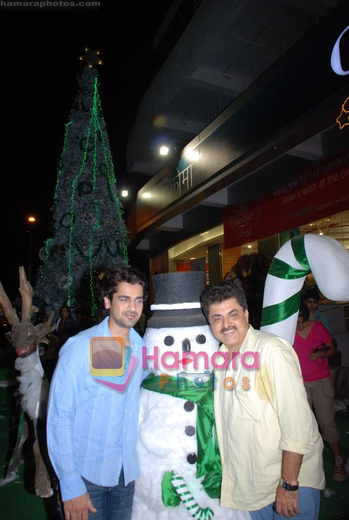Arjan Bajwa and Ashok Pandit at biggest Christmas tree in Croma, Juhu on 25th December 2008 