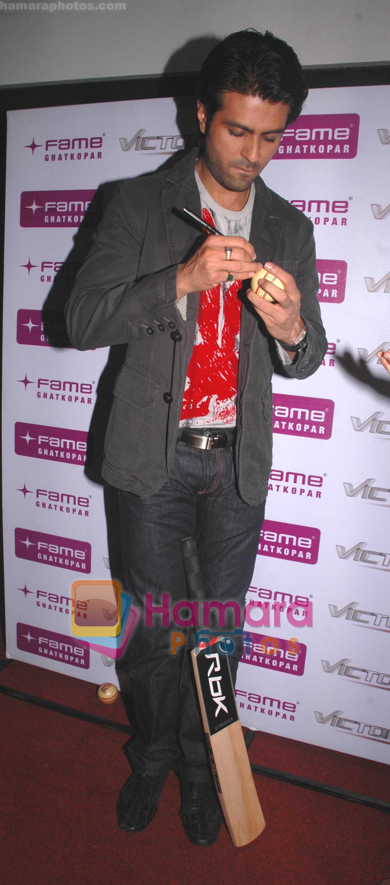 Harman Baweja at Ghatkopar Fame to promote film Victory on 26th Dec 2008 