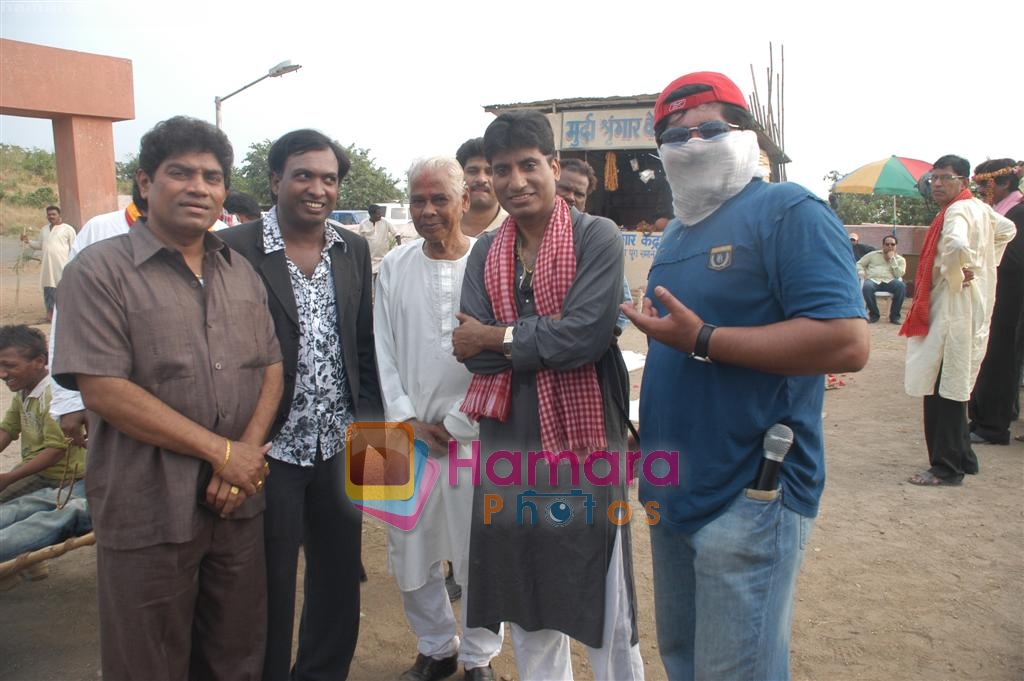 Johny Lever, Sunil Pal, Raju Shrivastava on Location of Film Bhavna Samjha Karo on 30th December 2008 