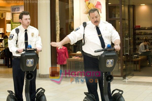 Kevin James, Keir O_Donnell in still from the movie Paul Blart - Mall Cop