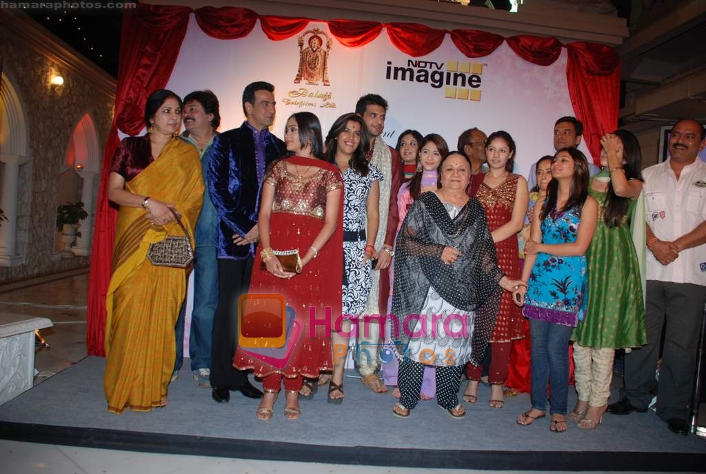 Neena Gupta, Sudha Shivpuri, Ronit Roy, Ekta Kapoor at the launch of serials Kitani Mohabbat and Bandini on NDTV Imagine in Ekta Kapoor's Residence on 7th Jan 2009 