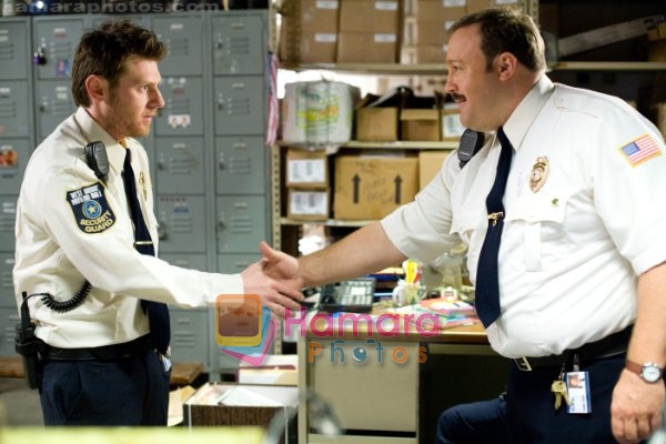 Kevin James, Keir O_Donnell in still from the movie Paul Blart - Mall Cop 