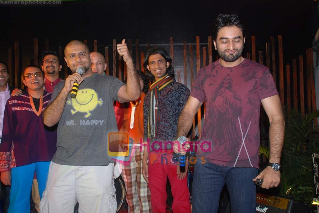 Vishal Dadlani and Shekhar Ravjiani at Radio City live band Swarathma gig in Bonobo, Bandra on 8th Jan 2009  
