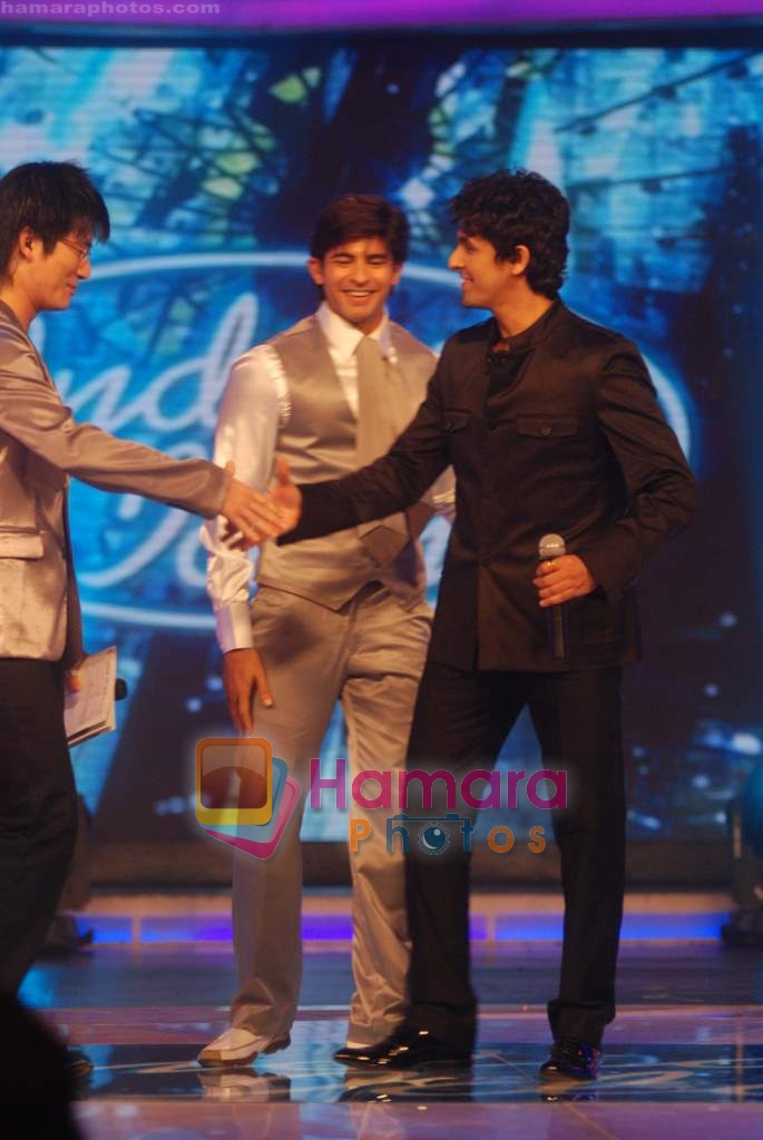 Hussain, Sonu Nigam, Chang on the sets of Indian Idol 4 in R K Studios on 10th Jan 2009 