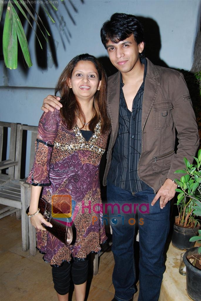 Abhijeet Sawant with wife Shilpa at Mohit Mallik bday bash on 12th Jan 2009