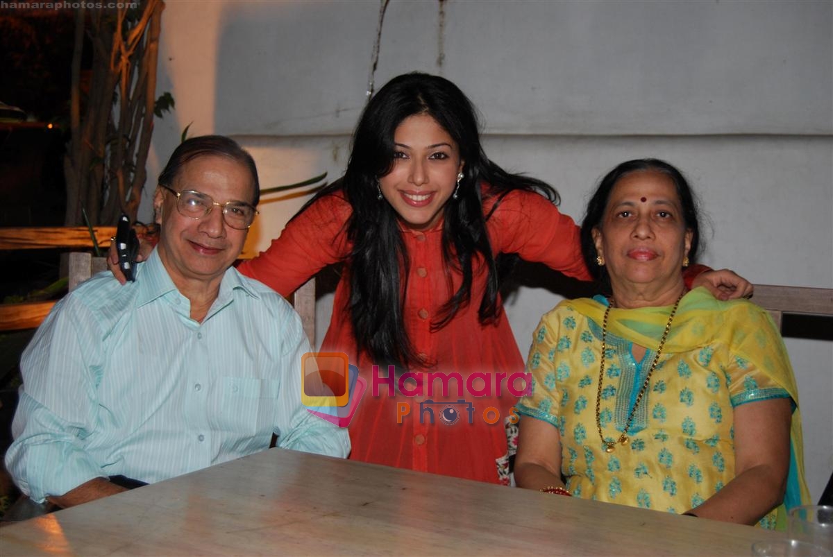 Addite Shirwakar with her parents  at Mohit Mallik bday bash on 12th Jan 2009