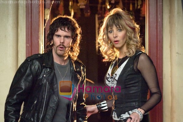 Kevin Dillon, Lisa Kudrow in a still from movie Hotel for Dogs 