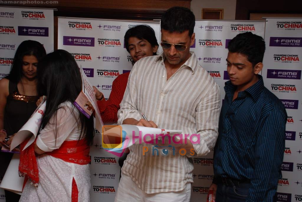 Akshay Kumar with Chandni Chowk to China team meets fans in Taj Land's End on 14th Jan 2009 
