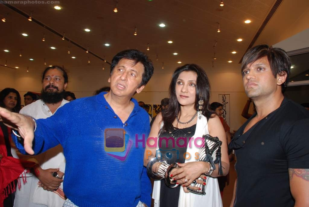 Yash Birla, Aarti and Kailash Surendranath at the painting exhibition by painter Subodh Poddar on 13th Jan 2009 