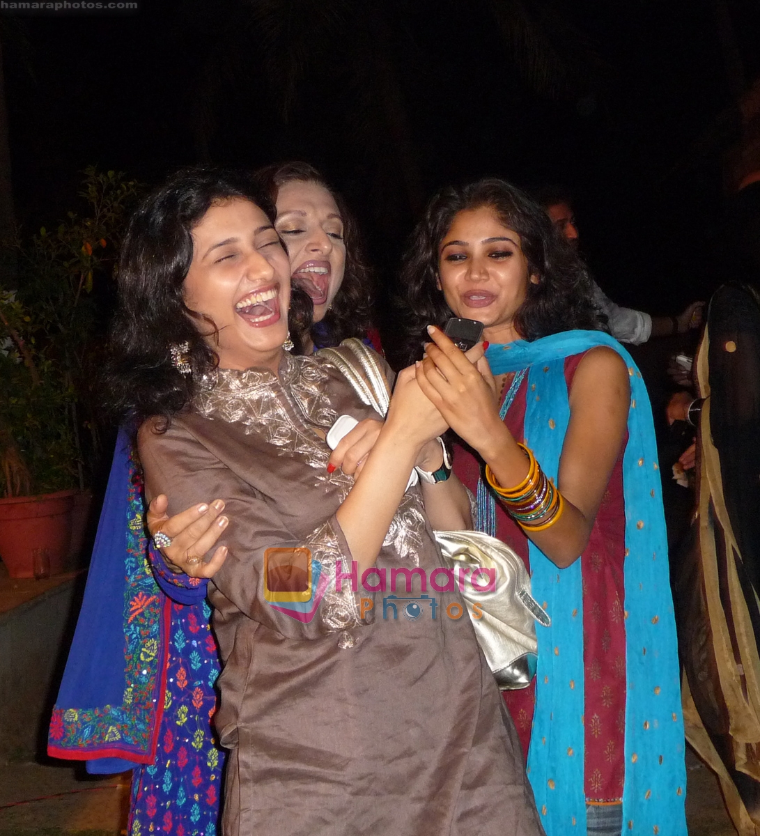 anita kanwal  ragini and ratan at DJ-dhol Lodi celebration in Samrosh Bungalow, Madh Island on 13th Jan 2009