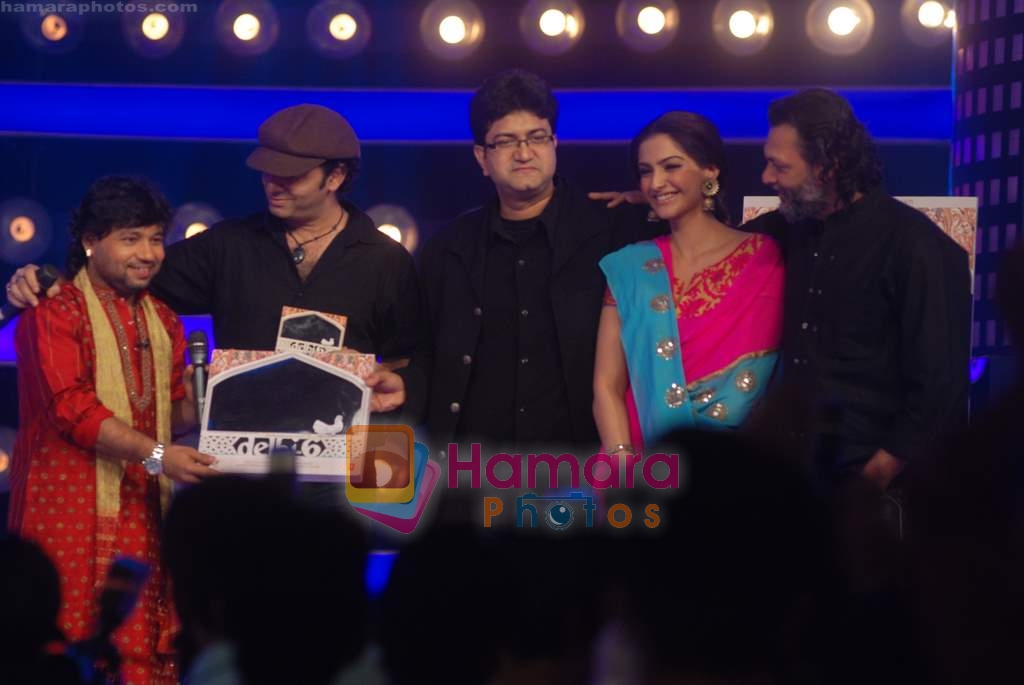 Prasoon Joshi, Sonam Kapoor and Rakesh Mehra, Kailash Kher on the sets of Indian Idol 4 in R K Studios on 17th Jan 2009 