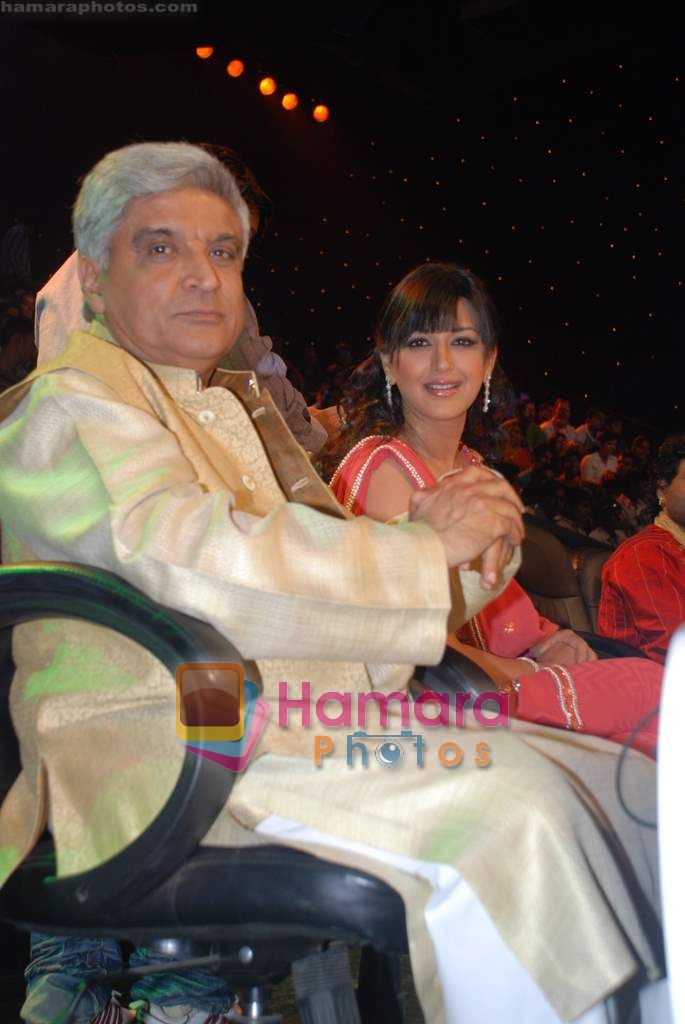 Javed Akhtar, Sonali Bendre on the sets of Indian Idol 4 in R K Studios on 17th Jan 2009 