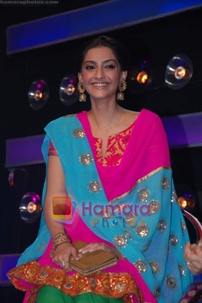 Sonam Kapoor on the sets of Indian Idol 4 in R K Studios on 17th Jan 2009 