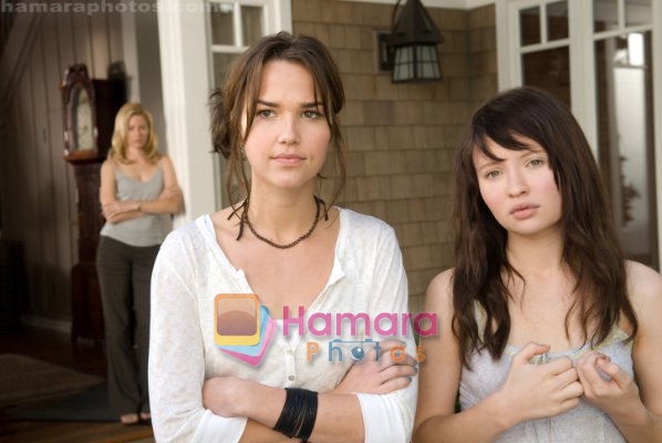 Elizabeth Banks, Emily Browning, Arielle Kebbel in still from the movie The Uninvited