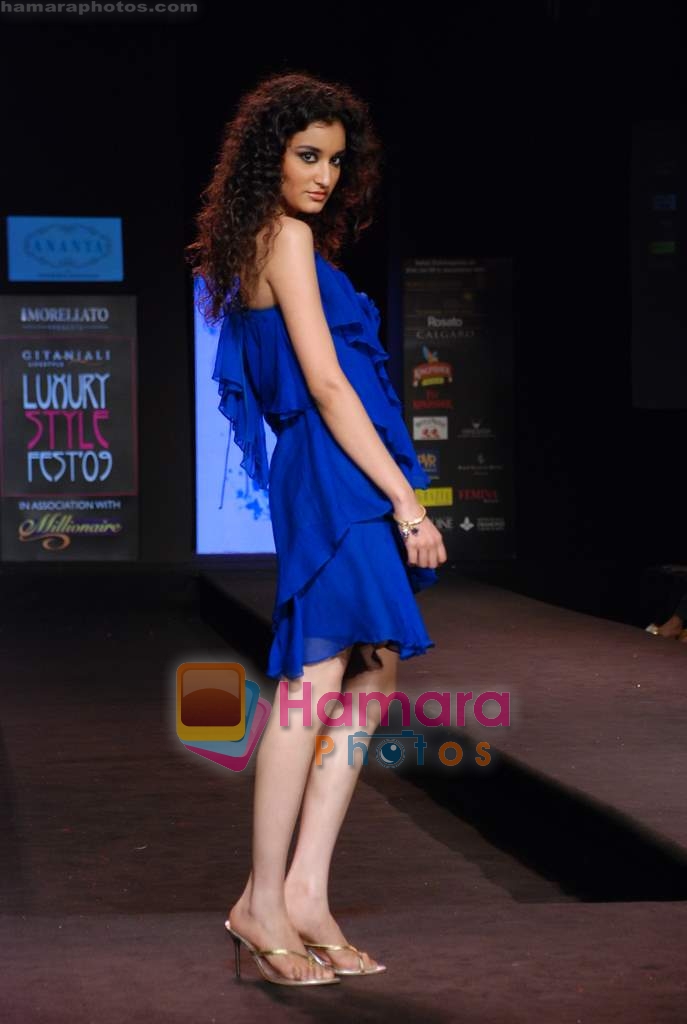 Model walk the ramp for Nandita Mahtani at Gitanjali Luxury Style Fest Day 2 on 21st Jan 2009 