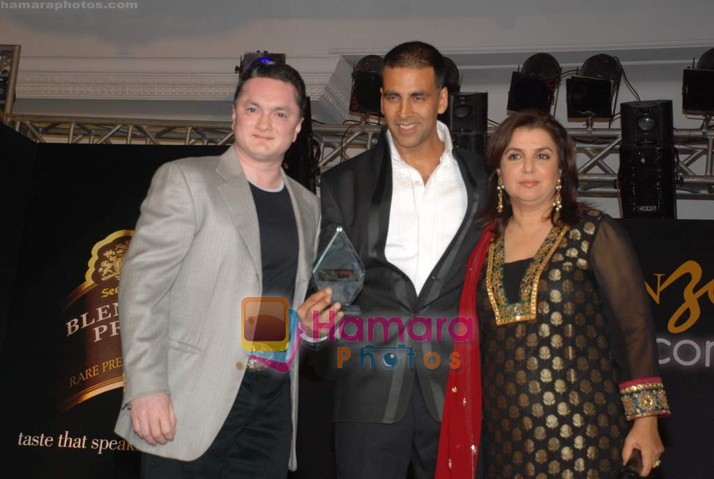 Gautam Singhania, Akshay Kumar, Farah Khan at FHM India - Manzoni Style Icon Awards 2009 in Taj Land's End, Mumbai on 21st January 2009 