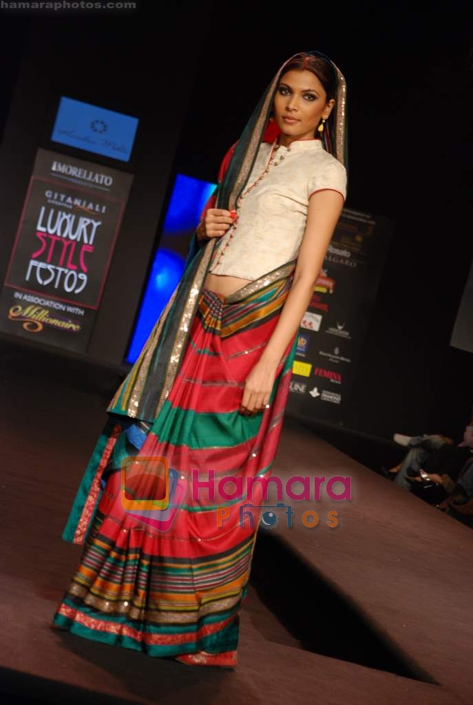 Model walk the ramp for Krishna Mehta at Gitanjali Luxury Style Fest Day 2 on 21st Jan 2009 