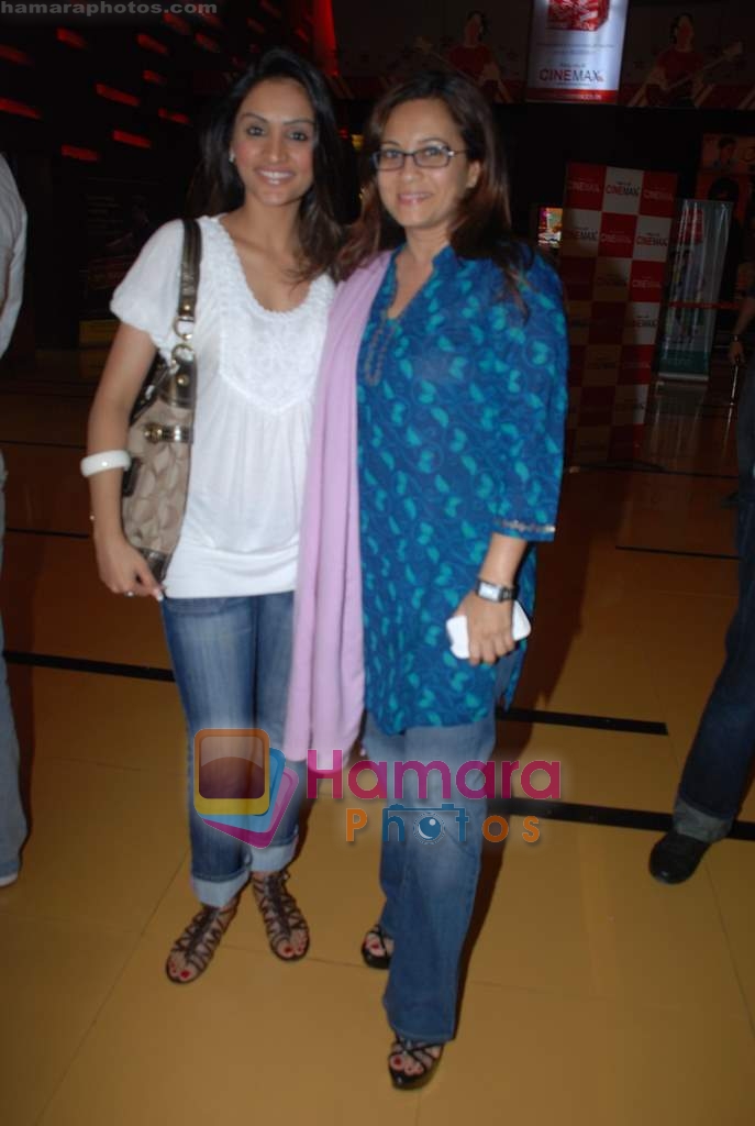 Purbi Joshi, Manasi Joshi Roy at Slumdog Millionaire special screening with TV stars in Cinemax on 22nd Jan 2009 