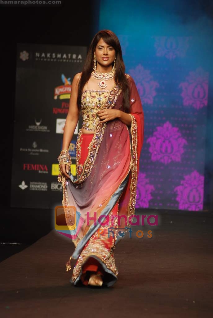 Sameera Reddy walk the ramp for Vikram Phadnis at Gitanjali Luxury and Lifestyle Fest Final Day on 22nd Jan 2009 