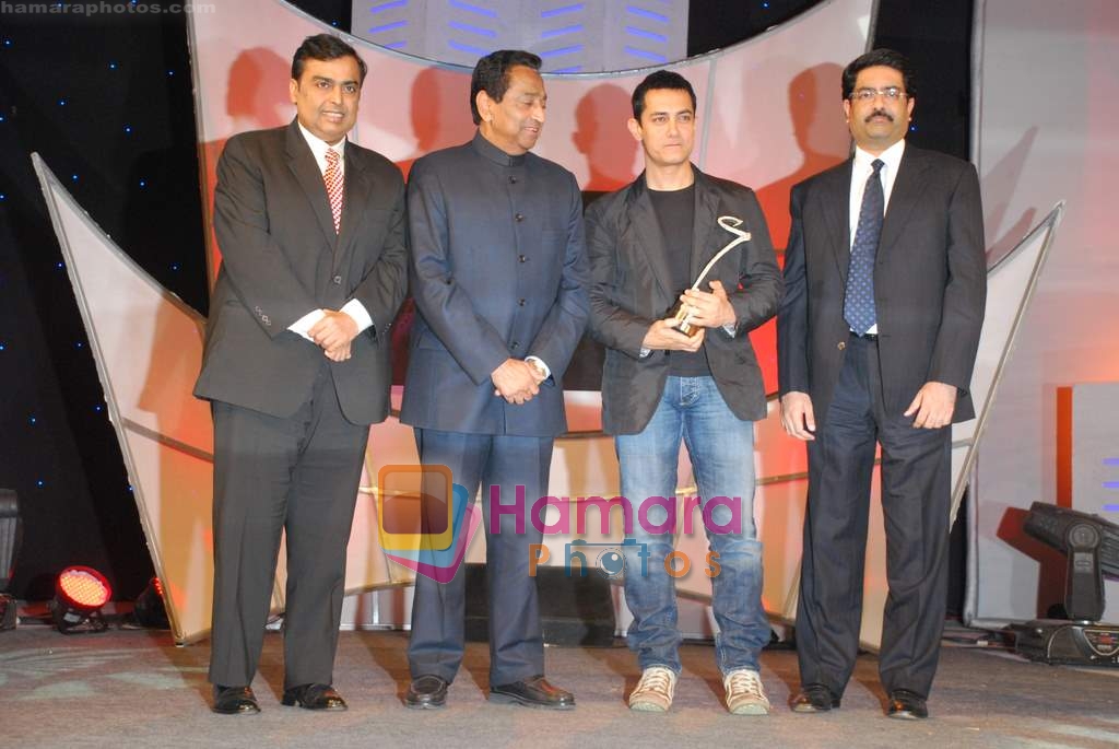 Aamir Khan, Mukesh Ambani at CNBC Business Awards in Taj Land's End on 23rd Jan 2009 