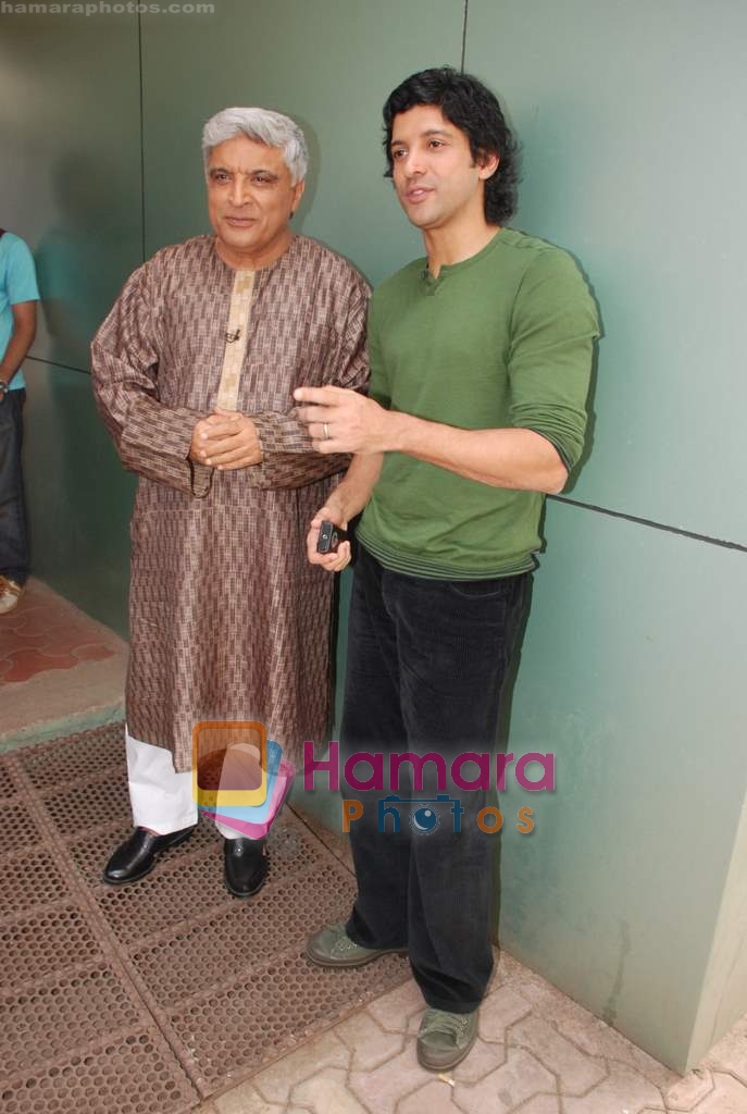 Javed Akhtar, Farhan Akhtar on the sets of Indian Idol in R K Studios on 24th Jan 2009 