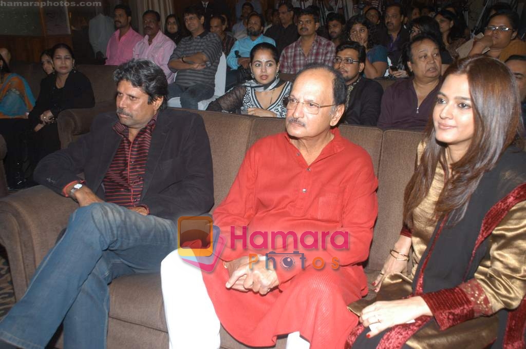 Kapil Dev, Raavi More at the Launch of Anup Jalota's new album Ishq Mein Aksar in Sun N Sand on 28th Jan 2009 