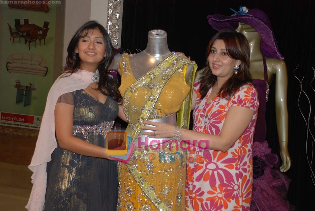 Juhi Parmar shops for her wedding at Archana Kocchar store in Juhu on 29th Jan 2009 
