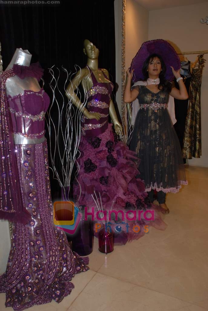 Juhi Parmar shops for her wedding at Archana Kocchar store in Juhu on 29th Jan 2009 