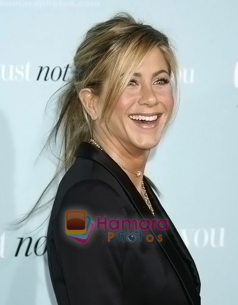 Jennifer Aniston arrives at the Los Angeles Premiere of the movie He's Just Not That Into You at Grauman's Chinese Theatre on February 2, 2009 in Los Angeles, California 