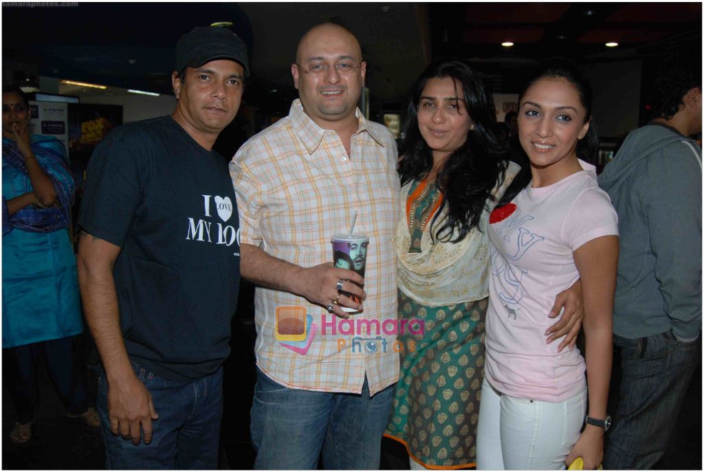 Rodney Barnes  raju singh with wife Sherly and Shveta Salve at Marley and Me screening on 5th Feb 2009