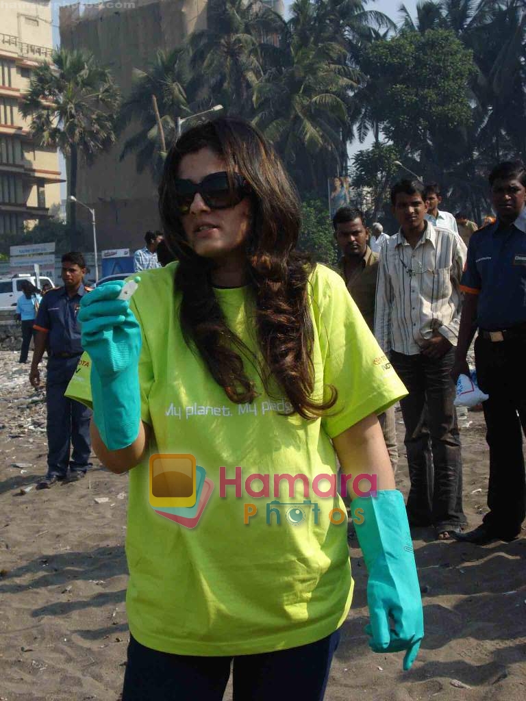 Raveena Tandon  helping in Carter Road Seafront clean drive for the Greenathon on 7th Feb 2009 
