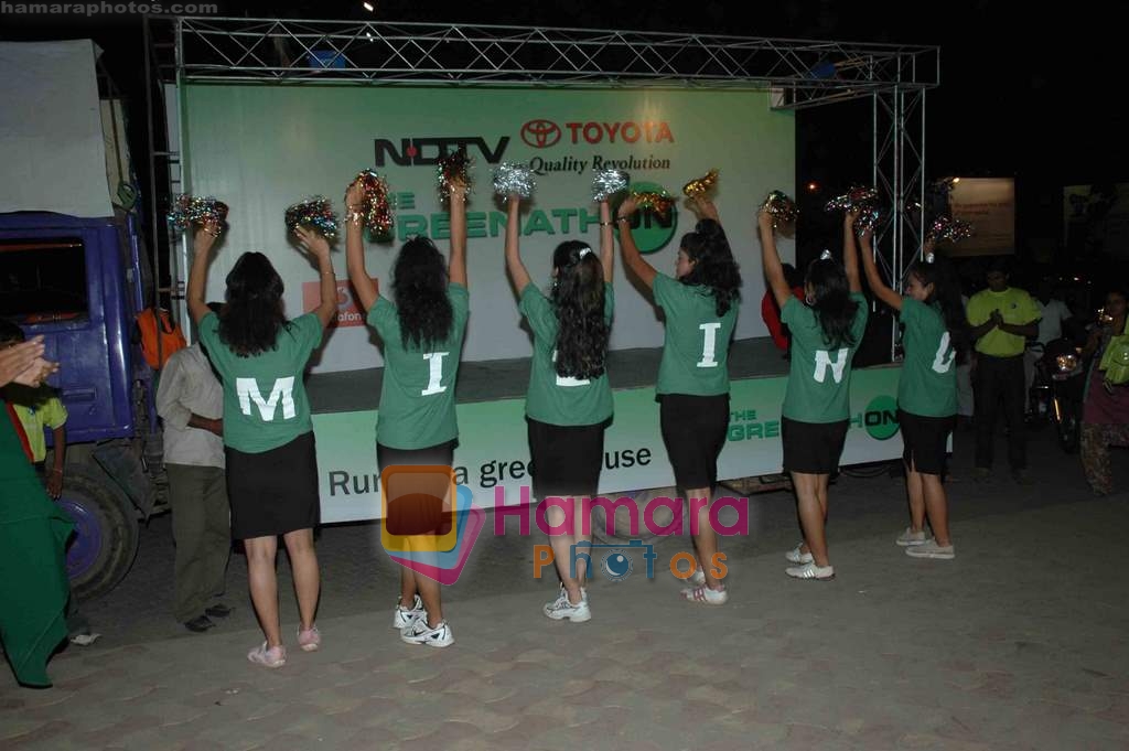 Cheer Leaders at Carter Road to Welcome Milind  for The Greenathon on 7th  Feb 2009