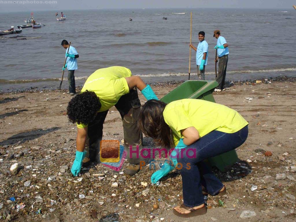 Raveena Tandon  helping in Carter Road Seafront clean drive for the Greenathon on 7th Feb 2009 