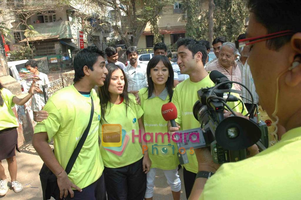 Indian Idol Contestants at Shivaji park cheering Milind Soman for continuing his 24 hours Marathon for The Greenathon on 7th Feb 2009