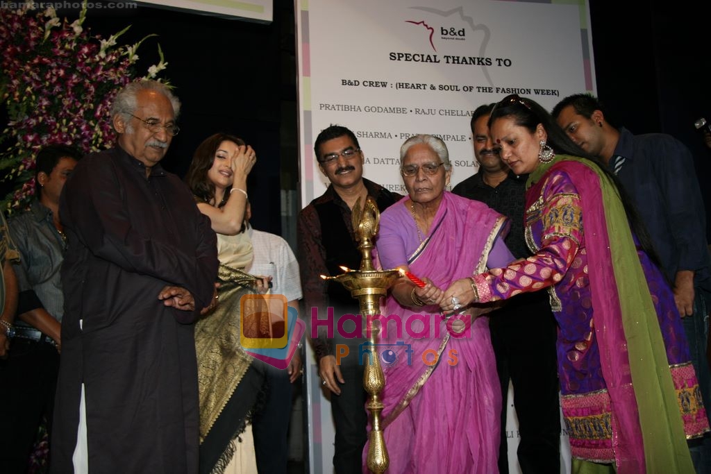 Madhuri Dixit inaugurates Hair and Make-up fashion week in Rangsharda Auditorium, Bandra on 9th Feb 2009 