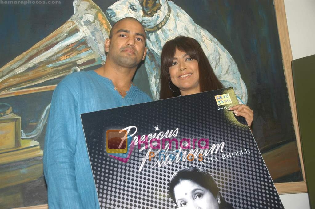 Boxer Akhil, Anketa promote Asha Bhosle's album video Tum Waada Karte Haun on 12th Feb 2009