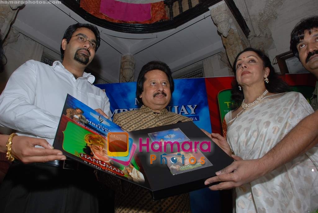 Hema Malini, Pankaj Udhas at the launch of Maha Mritunjay album by Pankaj Udhas in Babulnath Temple on 12th Feb 2009 
