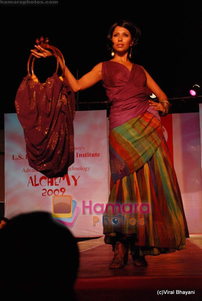 Candice Pinto at show by Achala Sachdev for LS Raheja college in Bandra on 12th Feb 2009 