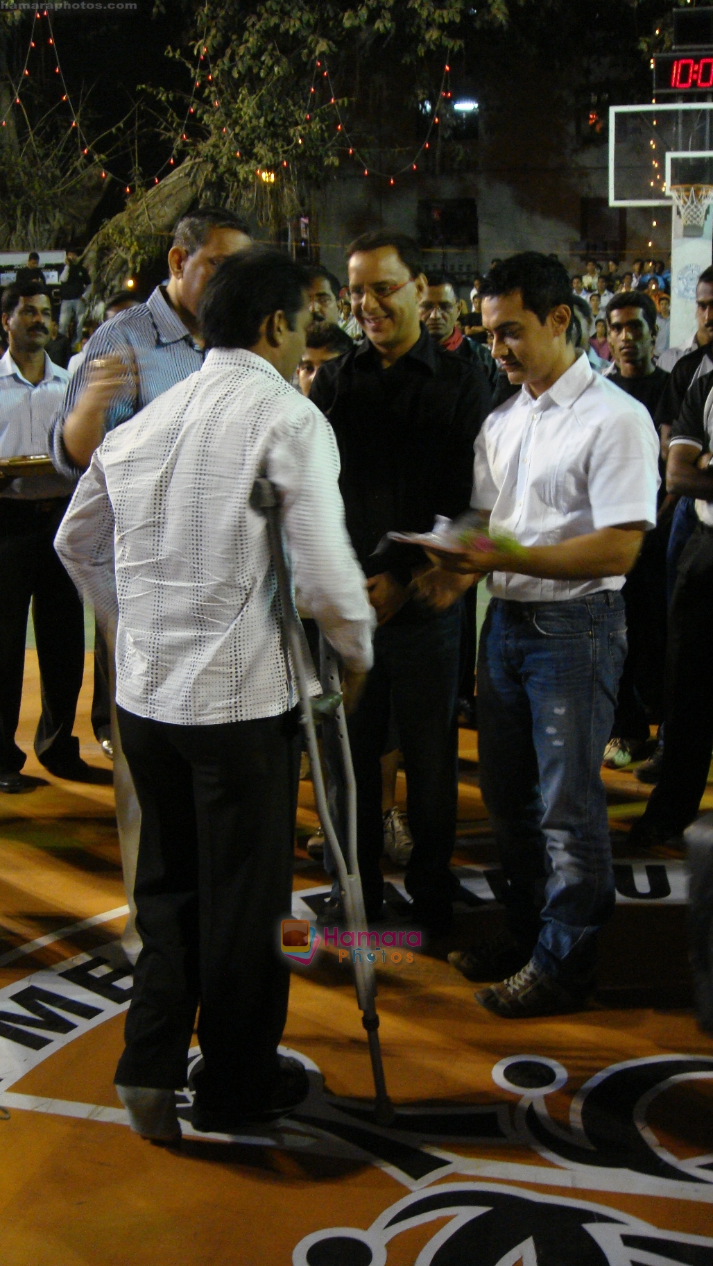 Vidhu Vinod Chopra and Aamir Khan salute the Heroes of 2611 at an event organized by the Mumbai Police in on 17th Feb 2009 