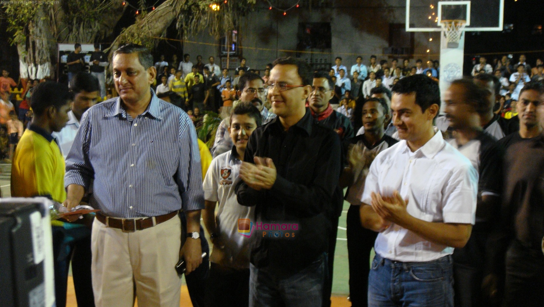 Vidhu Vinod Chopra and Aamir Khan salute the Heroes of 2611 at an event organized by the Mumbai Police in on 17th Feb 2009