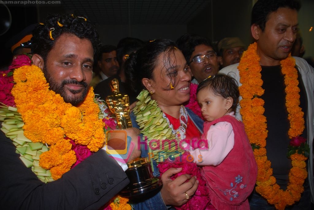 Rasool & Irrfan Khan receive a rousing welcome in International Airport, Mumbai on 25th Feb 2009 