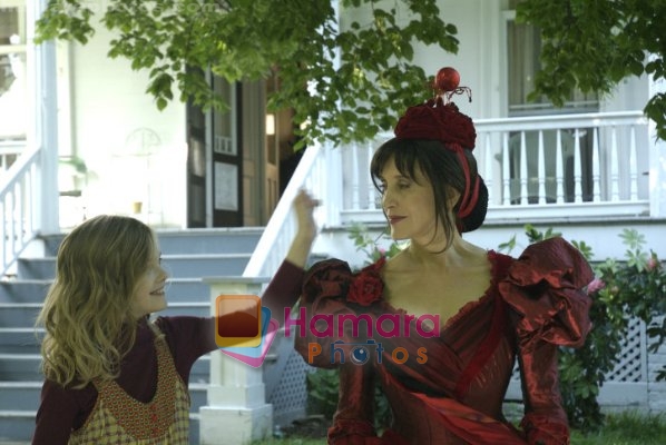 Felicity Huffman, Elle Fanning in the still from movie Phoebe in Wonderland