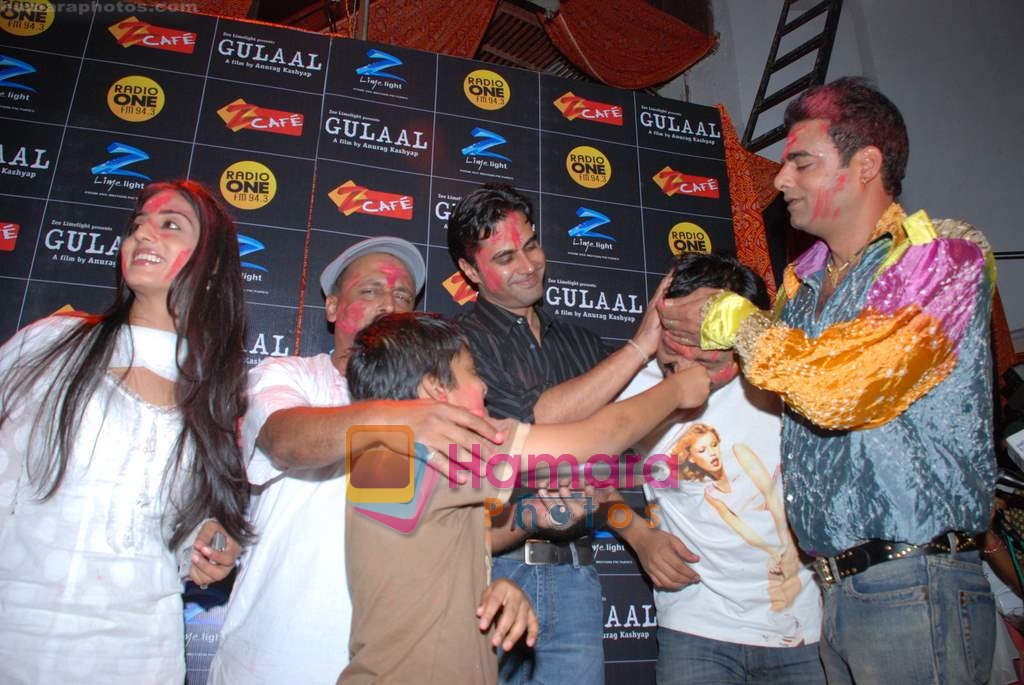 Mahi Gill, Anurag Kashyap at the celebration of Holi by Gulaal Star Cast in Versova on 10th March 2009 