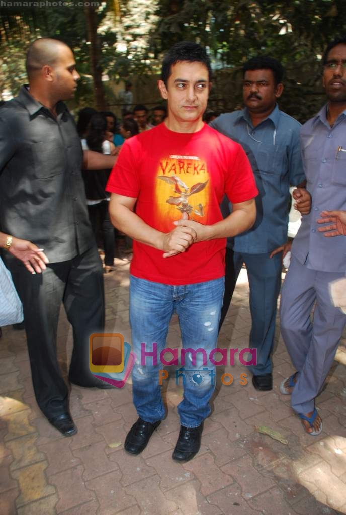 Aamir Khan's birthday cleberated by media in Bandra on 14th March 2009 