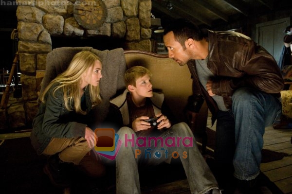 Dwayne Johnson, AnnaSophia Robb, Alexander Ludwig in still from the movie Race to Witch Mountain 