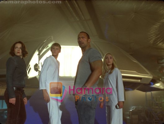 Carla Gugino, Dwayne Johnson, AnnaSophia Robb, Alexander Ludwig in still from the movie Race to Witch Mountain