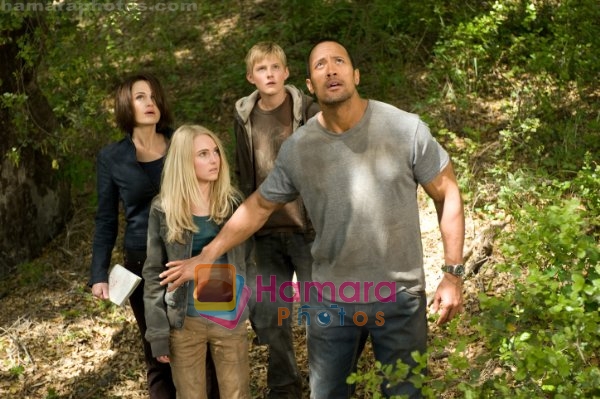 Carla Gugino, Dwayne Johnson, AnnaSophia Robb, Alexander Ludwig in still from the movie Race to Witch Mountain 