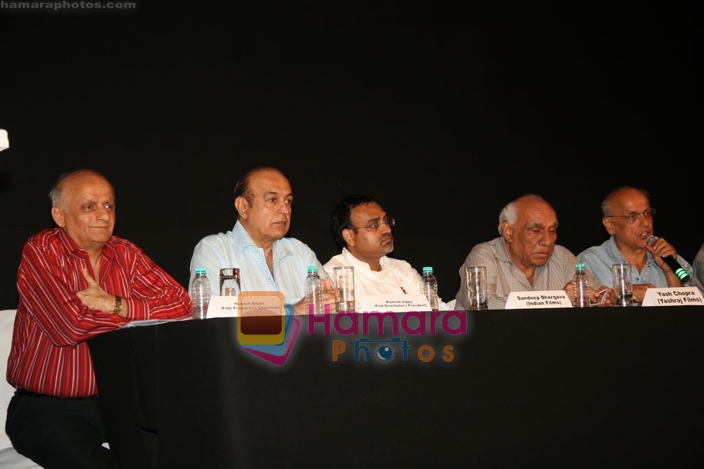 Mukesh Bhatt, Yash Chopra at Producers Media Meet in The Club, Andheri, Mumbai on 16th March 2009 